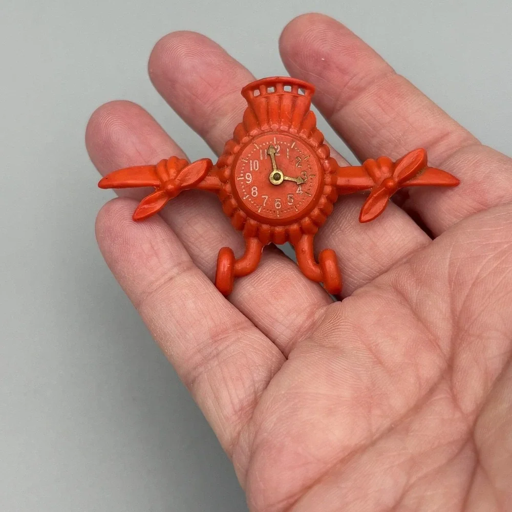WWII US Military Red Orange Celluloid Aviator Wing Sweetheart VICTORY Brooch Pin
